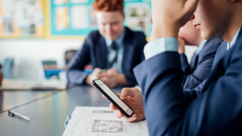 UK School Phone Ban 2026: The New Statutory Guidance Explained